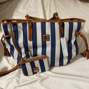 Dooney & Bourke Bailey Bag with medium Wristlet